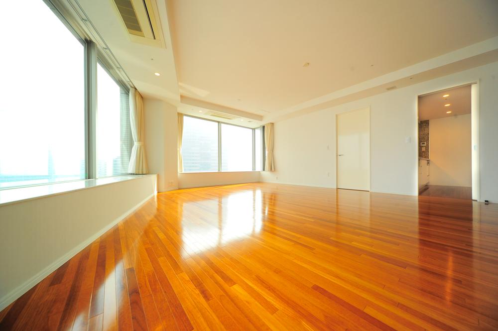 Living. View of Akasaka spread out below is a must-see. About 30 tatami LDK stuck to the open feeling and daylighting