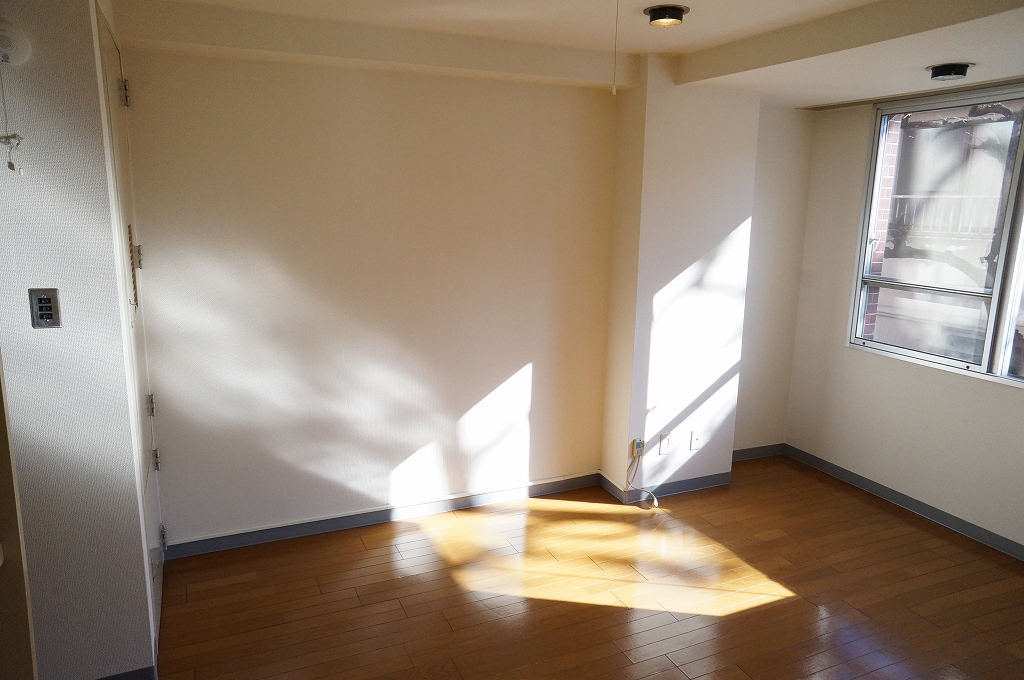 Living and room. It is a bright room with southeast. 