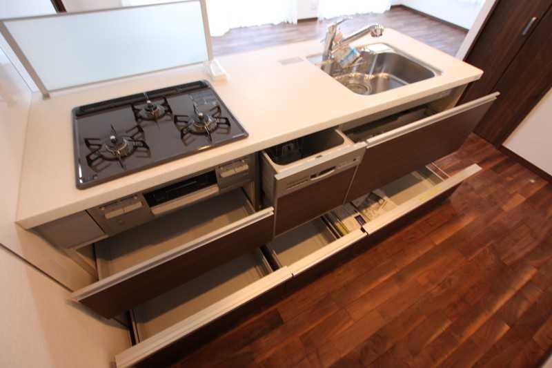 Kitchen. System kitchen dishwasher ・ Such as faucet integrated water purifier has been enhanced equipment.