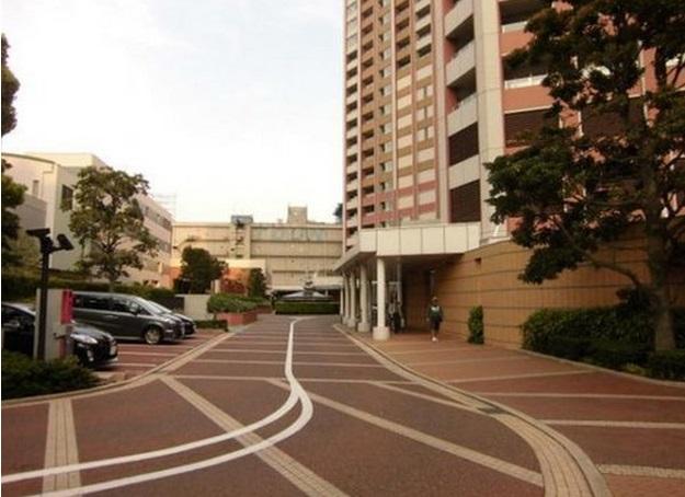 Entrance. The building entrance is also porte, Luxury perfect score!