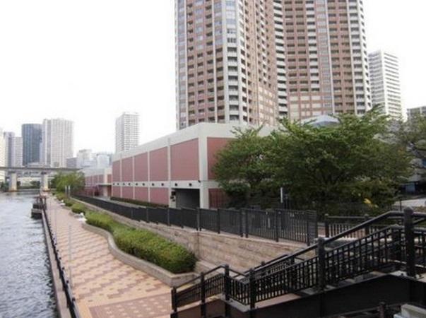 Local appearance photo. It is 44 floor of high-rise 48-storey nestled along the canal!