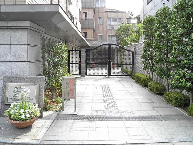 Entrance. Common areas