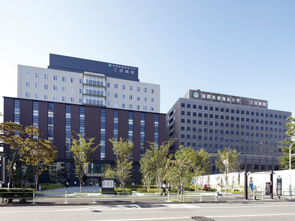 Surrounding environment. International University of Health and Welfare Mita Hospital (about 480m ・ 6-minute walk)