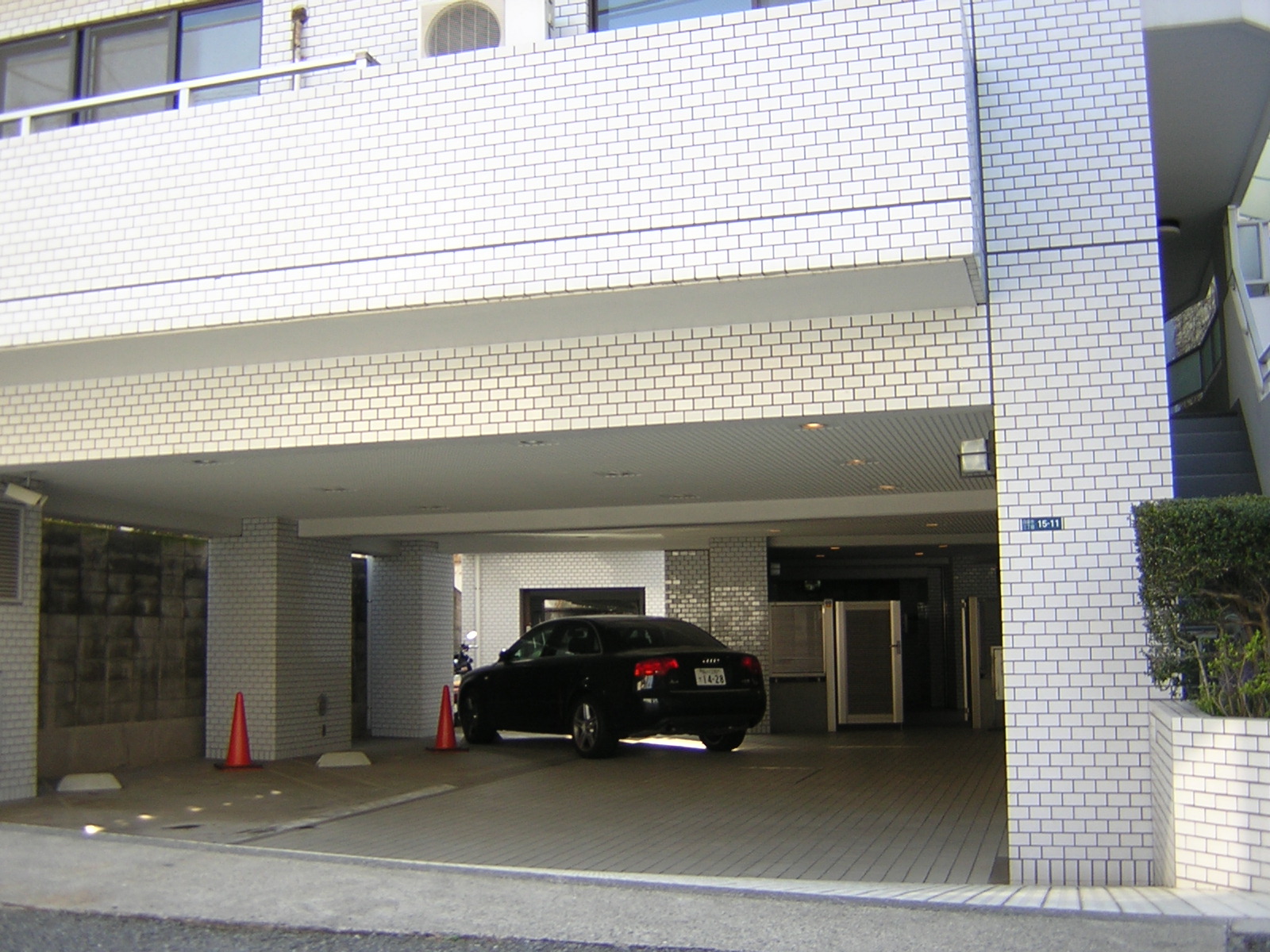 Entrance. Home delivery locker, 24-hour garbage can out, 