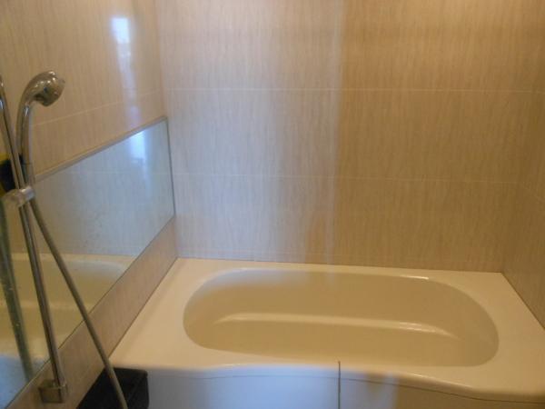 Bathroom. Along with the children is a spacious bathroom where you can enjoy the bath time. Also, Also it comes with a big success bathroom dryer in your laundry on a rainy day.