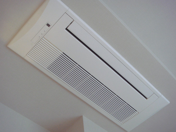 Living.  [Ceiling cassette type air conditioner] living ・ On the ceiling of the dining room and the main bedroom, Comes standard established a neat fit ceiling cassette type air conditioner that does not impair the aesthetics of the room. (All amenities of the web is the same specification)