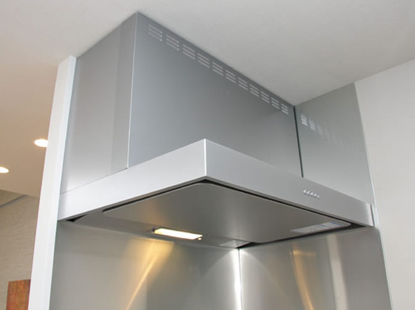 Kitchen.  [Stainless steel range hood] Range hood is equipped with a stainless steel range hood, which is also beautifully clean to the eye.