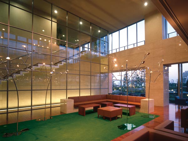 Buildings and facilities. A height of about 7m ・ Large space of the two-layer blow "Entrance Lounge". Spread to the outside of the window, "Bay Breeze Garden", Overwhelming sense of openness that dynamic glass wall is directing is makes you feel every day a joy to live here.