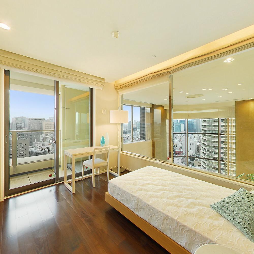 Non-living room. Panoramic views of the city center is from the bedroom. There are also feeling of freedom in the paste glass bathroom.