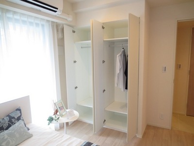Other room space. Western-style there is a 6 quires storage