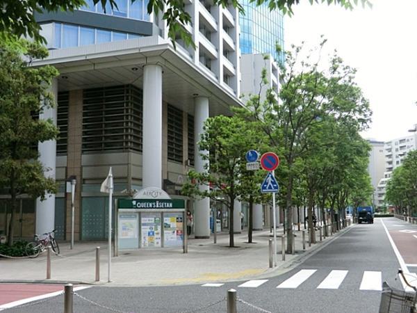 Supermarket. 360m until the Queen's Isetan