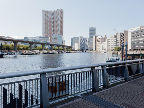 Surrounding environment. All houses facing south. Views of the "Shibaura west canal" from the balcony, Full of sense of openness living environment. Floor Plans are 1LDK ~ 2LDK center functional plan of are available. (Municipal Takahama west canal 沿緑 land / 9 minute walk ・ About 700m)