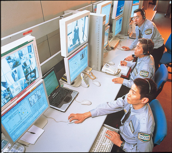Introducing a "Secom IX" system state-of-the-art to express the safety of the professional in the event of an emergency (control center of the photo Secom)