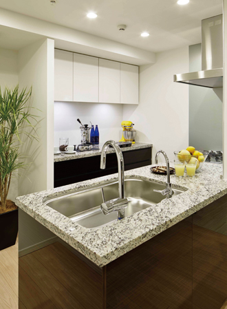 Kitchen.  [kitchen] Adopt a magnificent natural granite counter top. Beautifully harmony with living, It produces a sophisticated kitchen space.  ※ Model Room 70-D1 type (some paid option ・ ColorSelect ・ Including menu plan. Application deadline There)