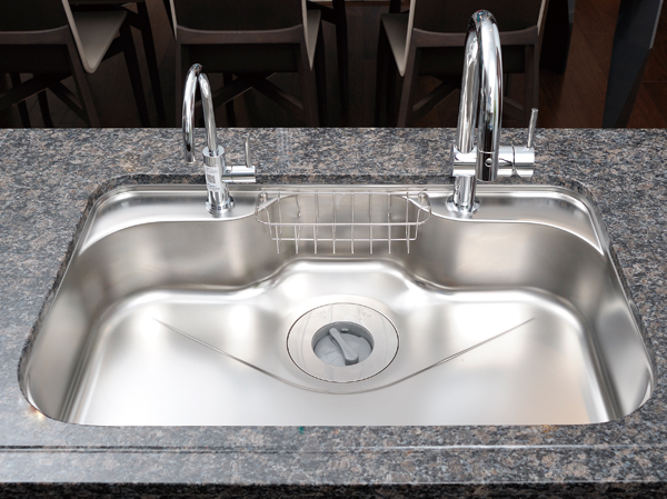 Kitchen.  [Large silent sink] Loose washable large sink even large cookware and tableware. It is quiet specification to reduce the sound of water and the hot water hits. Also, Also adopted an easy built-in type cartridge replacement without taking the space. (Same specifications)