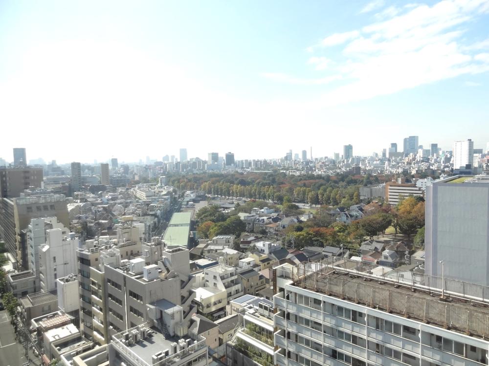 View photos from the dwelling unit. From the living room, We hope the city center south on a tree-lined over the Gaien Higashi Street.