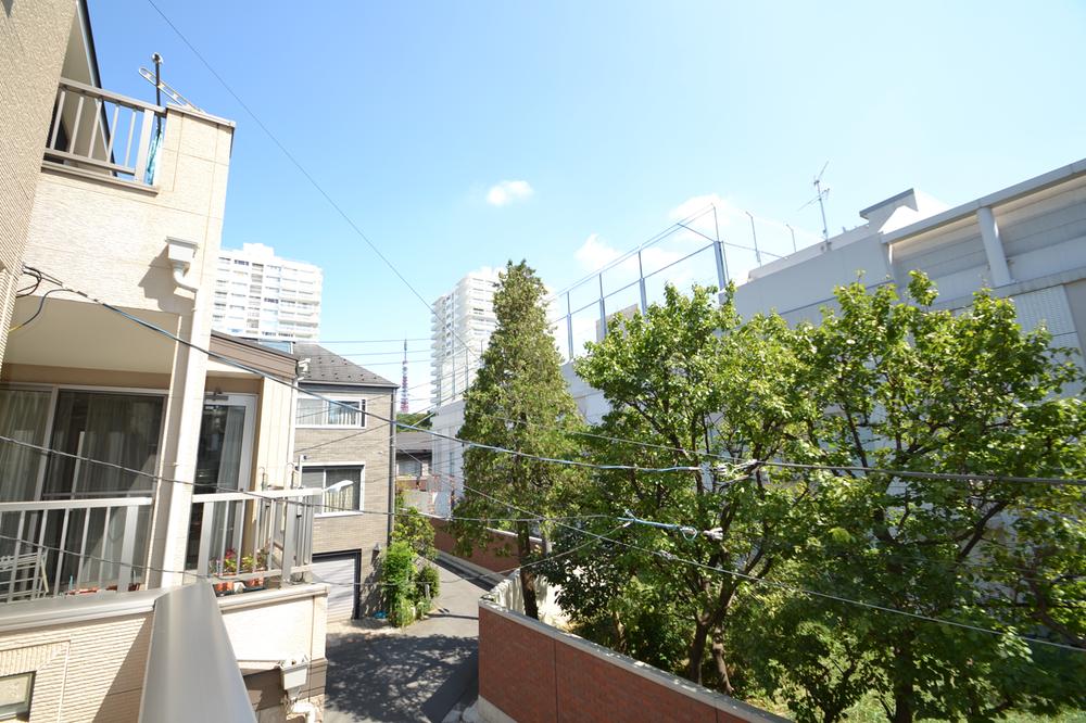 View photos from the dwelling unit. View from the balcony Overlooking the Tokyo Tower (October 2013) Shooting