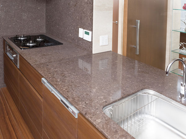 Kitchen.  [Counter top (top panel)] High durability, Has adopted the artificial marble crystal has entered the easy quartz system of excellent care in design.  ※ Kitchen panel, back ・ It will be metal control panel to the side both.