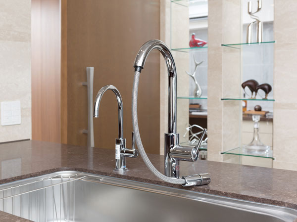 Kitchen.  [Hand Shower Faucets / Built-in water purifier] The faucet of the kitchen, Adopt an easy-to-use hand shower faucet. Dishes, of course, is very convenient to the sink of care. It was considered to aesthetics, Installing a cartridge type of water purifier under the kitchen sink.