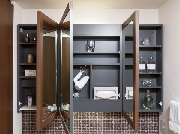 Bathing-wash room.  [Three-sided mirror back storage] Adopt a three-sided mirror back housed in vanity. Dryer and cosmetics, etc., What is fit and clean necessary.
