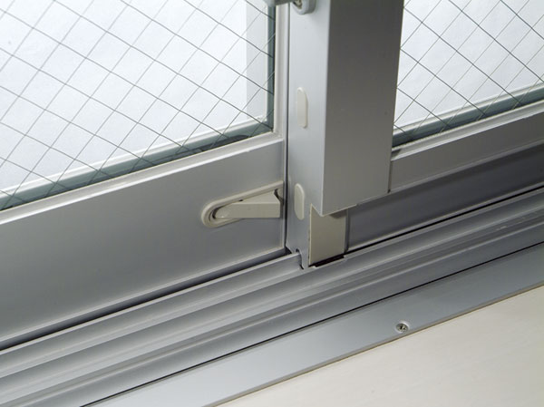 Security.  [Window stopper to prevent intrusion from the sash] Adopt a window stopper such as an auxiliary lock that does not open only to unlock the Crescent lock of the sash. It enhances safety by double lock system. (Same specifications)