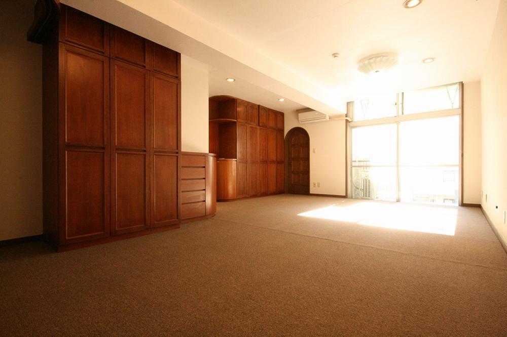 Non-living room. Southern sun per have balconies facing good