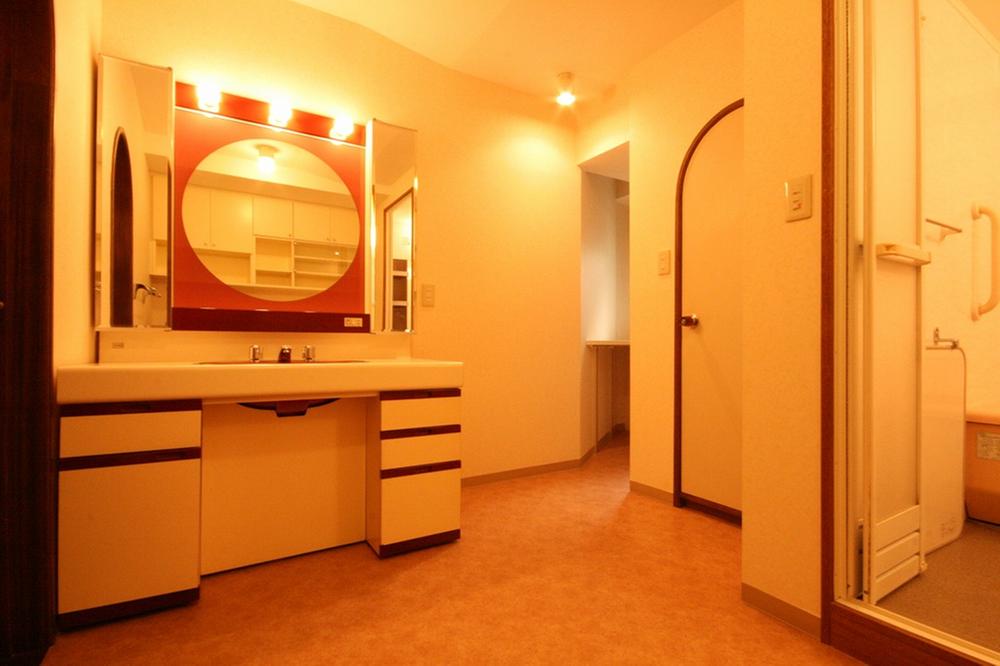 Wash basin, toilet. Wash room are spacious