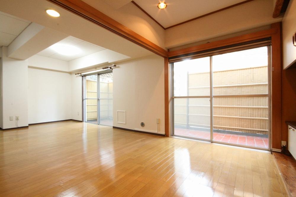 Living. The window is the large open rooms Indoor (12 May 2013) Shooting