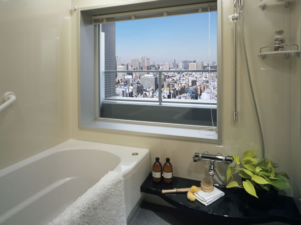 Bathing-wash room.  [View bus] It offers a bathroom with facing the balcony window. Elegant bath time can be enjoyed while watching the night view spread out below. (Depending on type)