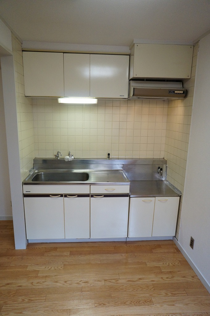 Kitchen. Two-burner gas stove is installed Allowed.