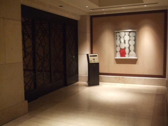 Entrance.  [Auto-lock equipped] Resident management janitor. To protect the safety of residents.