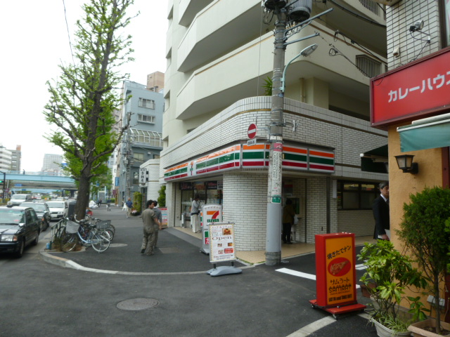 Convenience store. 300m to Seven-Eleven (convenience store)