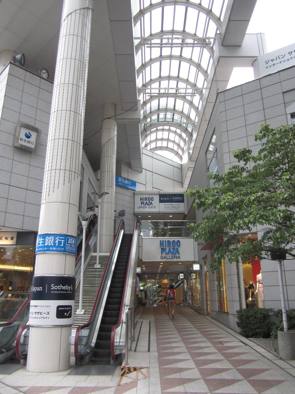 Streets around. Hiroo Station Hiroo Plaza It entered a supermarket and shops, such as YA during.