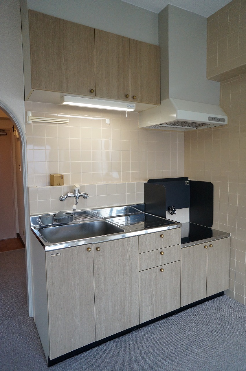 Kitchen. Gas stove is installed Allowed! 