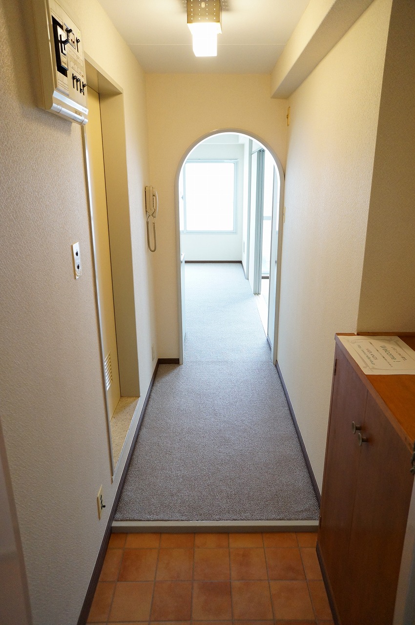 Other room space. It is the room seen from the entrance. 