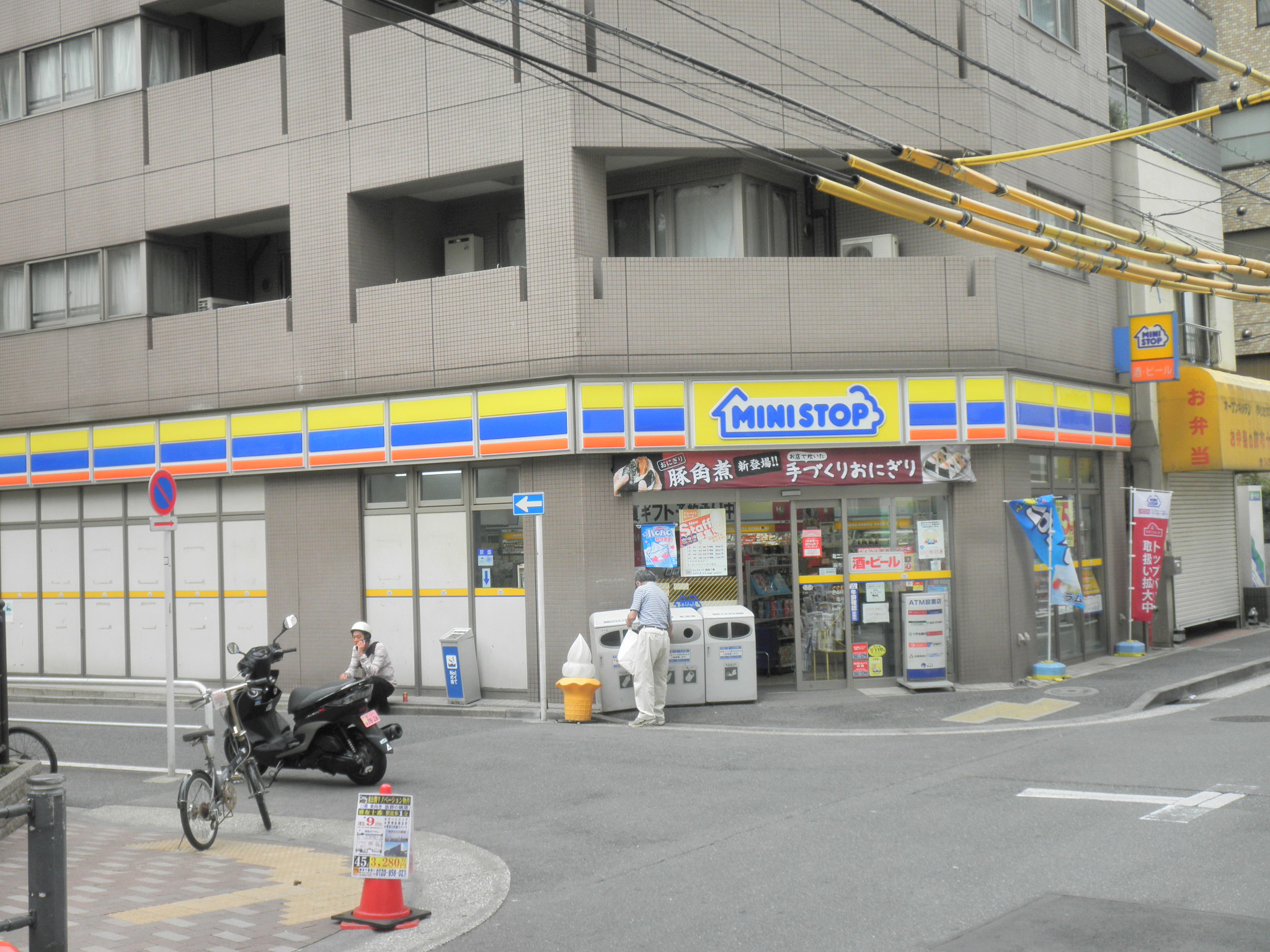 Convenience store. MINISTOP Azabujuban store up (convenience store) 107m