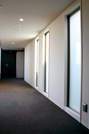 Features of the building.  [Corridor Among facing the Fukinuki] The inner corridor is guided natural light from milky slit glass, It directed the comfort due to soft light.