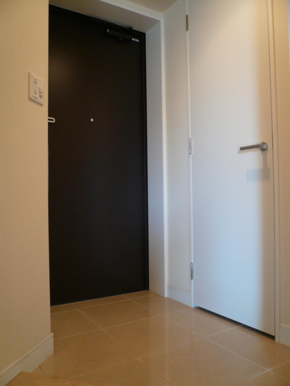 Entrance. Shoes-in closet is there in the foyer