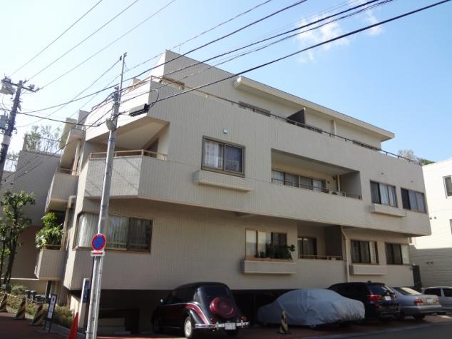 Local appearance photo. Within a 10-minute walk from the train station Tiled of the outer wall of the white gives a clean impression