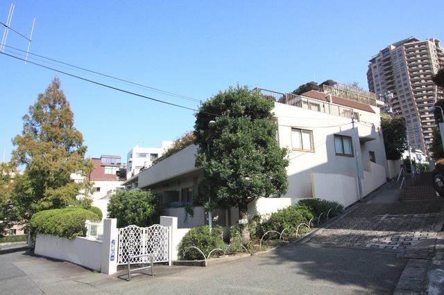 Local appearance photo. Supermarket, hospital, school, Park near, In addition, since the embassy is near, It is a cosmopolitan area.