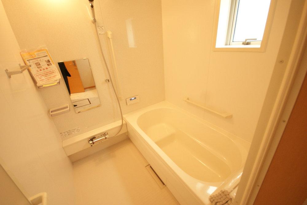Same specifications photo (bathroom). It is an important space to heal fatigue of the day. This is a system bus with a bathroom ventilation dryer. (Example of construction)