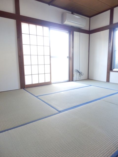 Living and room. Japanese-style room is also two-sided lighting Air-conditioned rooms