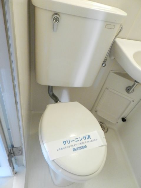 Toilet. 3-point unit bus washbasin