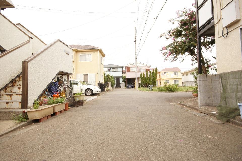 Local photos, including front road. Car loading and unloading is also a breeze. 