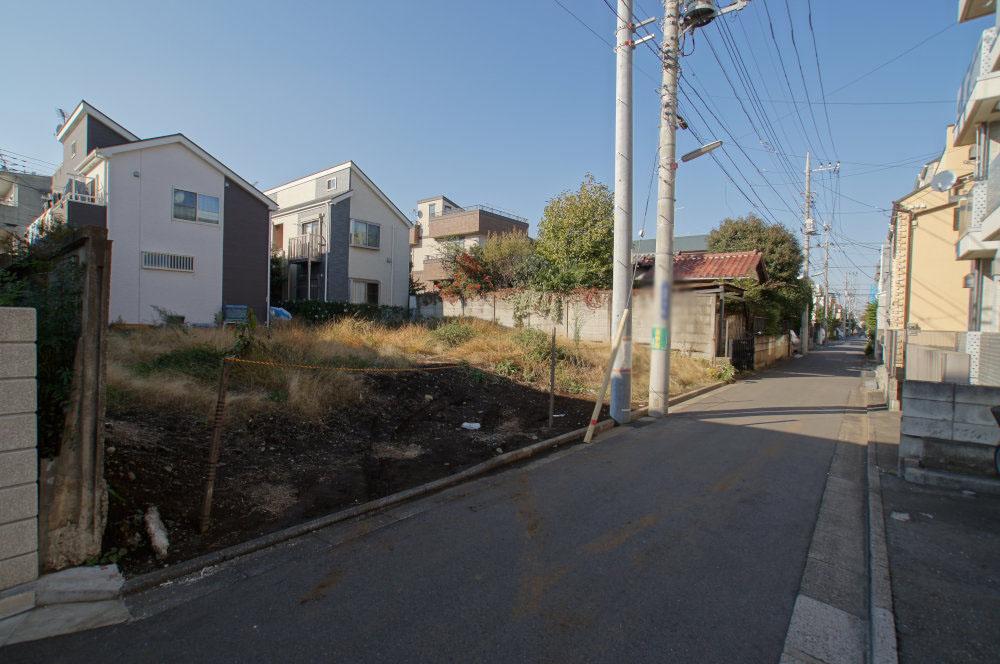 Local photos, including front road. Front road traffic also less, Small children is also safe. 