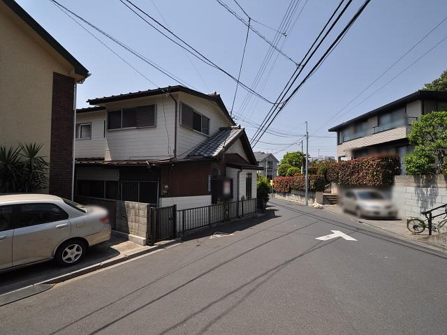 Local photos, including front road. Mitaka City Nakahara 1-chome, contact road situation