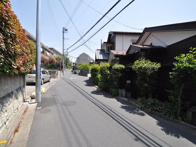 Local photos, including front road. Mitaka City Nakahara 1-chome, contact road situation