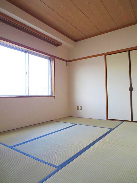 Living and room. Japanese-style room also firmly equipped to settle down! 