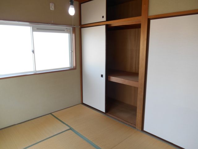 Receipt. It is with storage of Japanese-style room to enter a lot