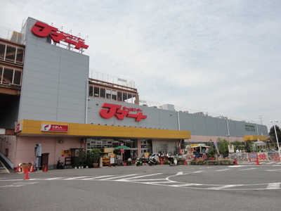 Shopping centre. 550m to J Mart (shopping center)